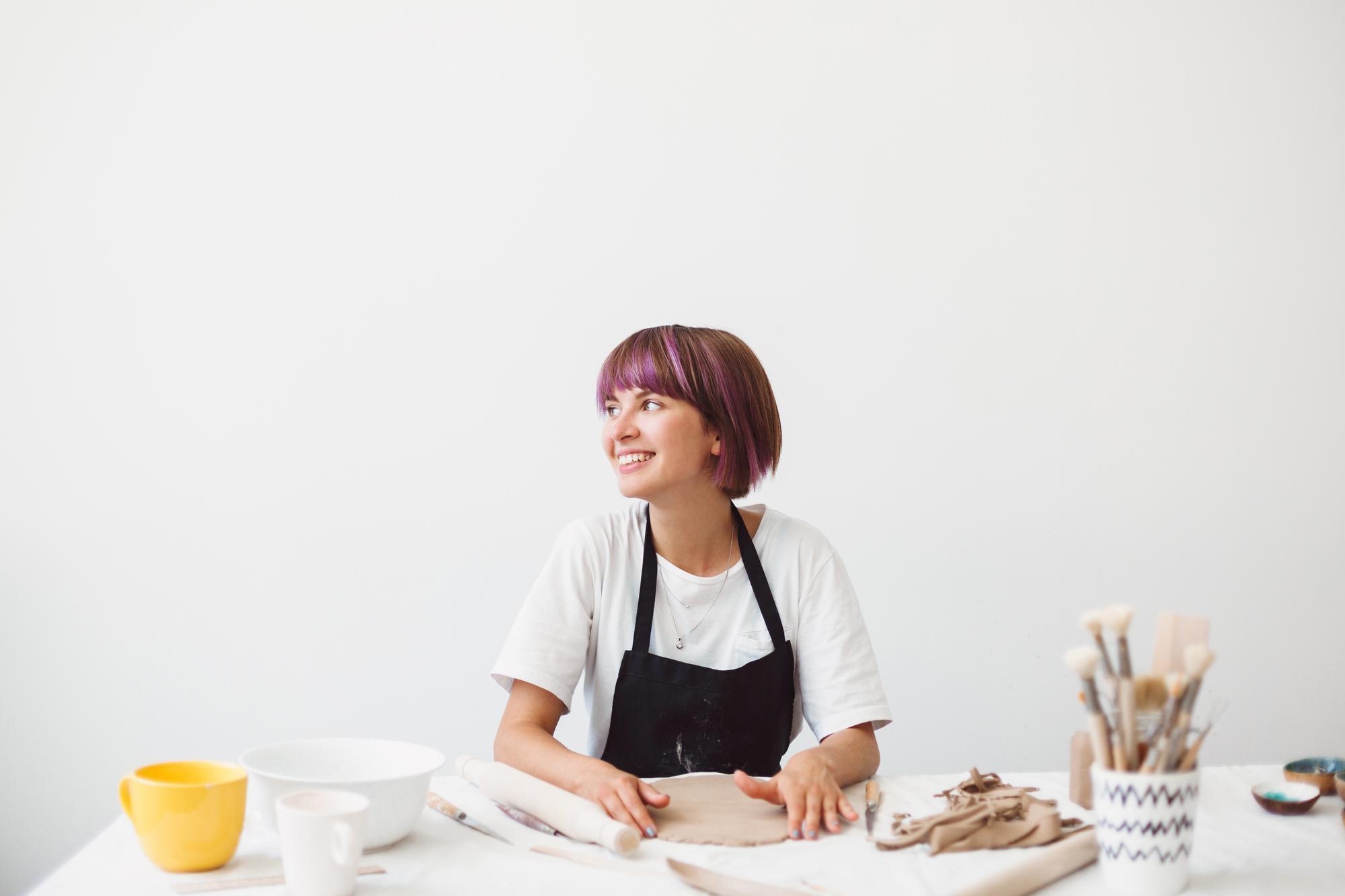 Sala cucina con luce naturale e attrezzatura