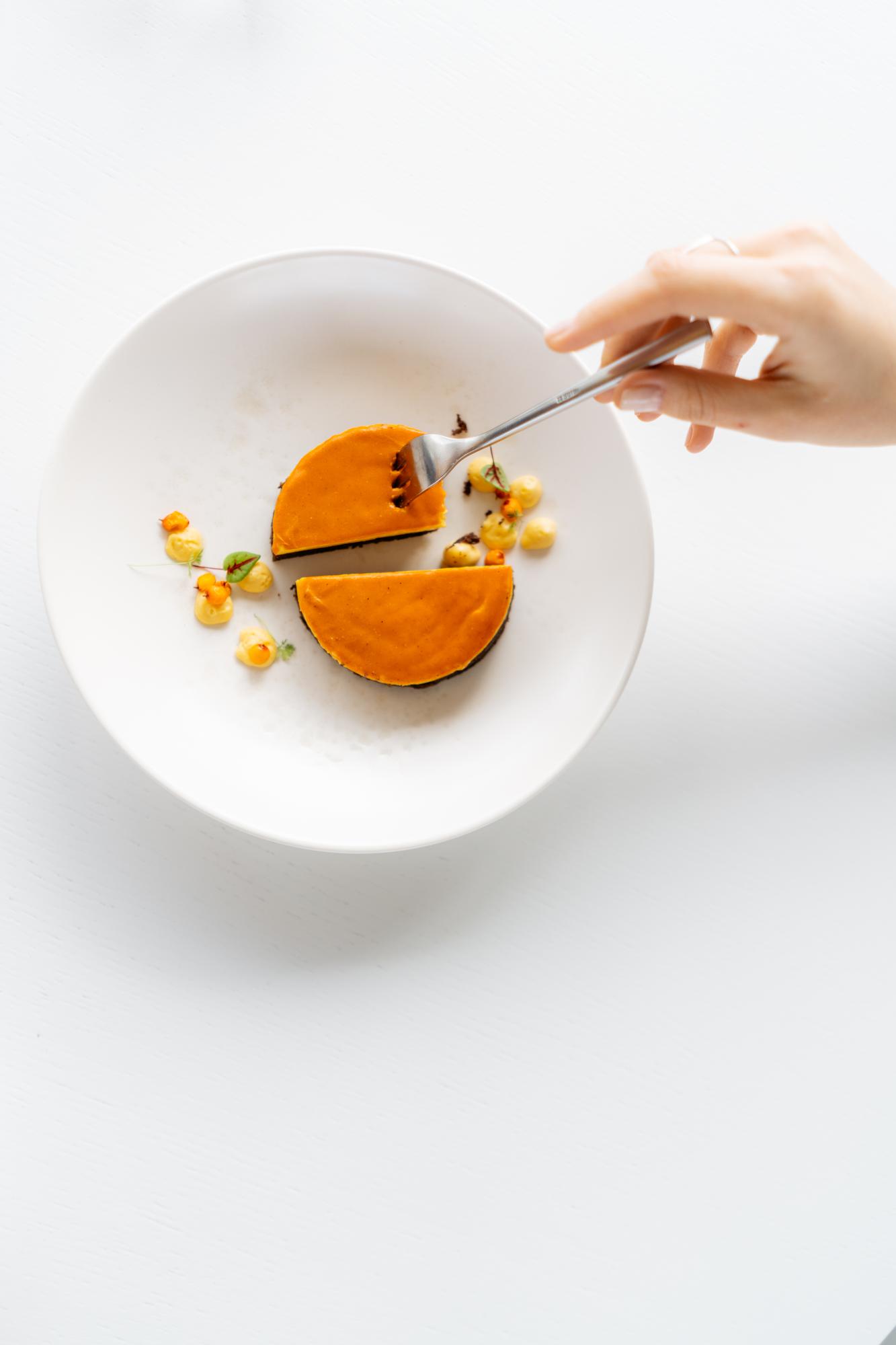 Dessert impiattato con cura in luce naturale