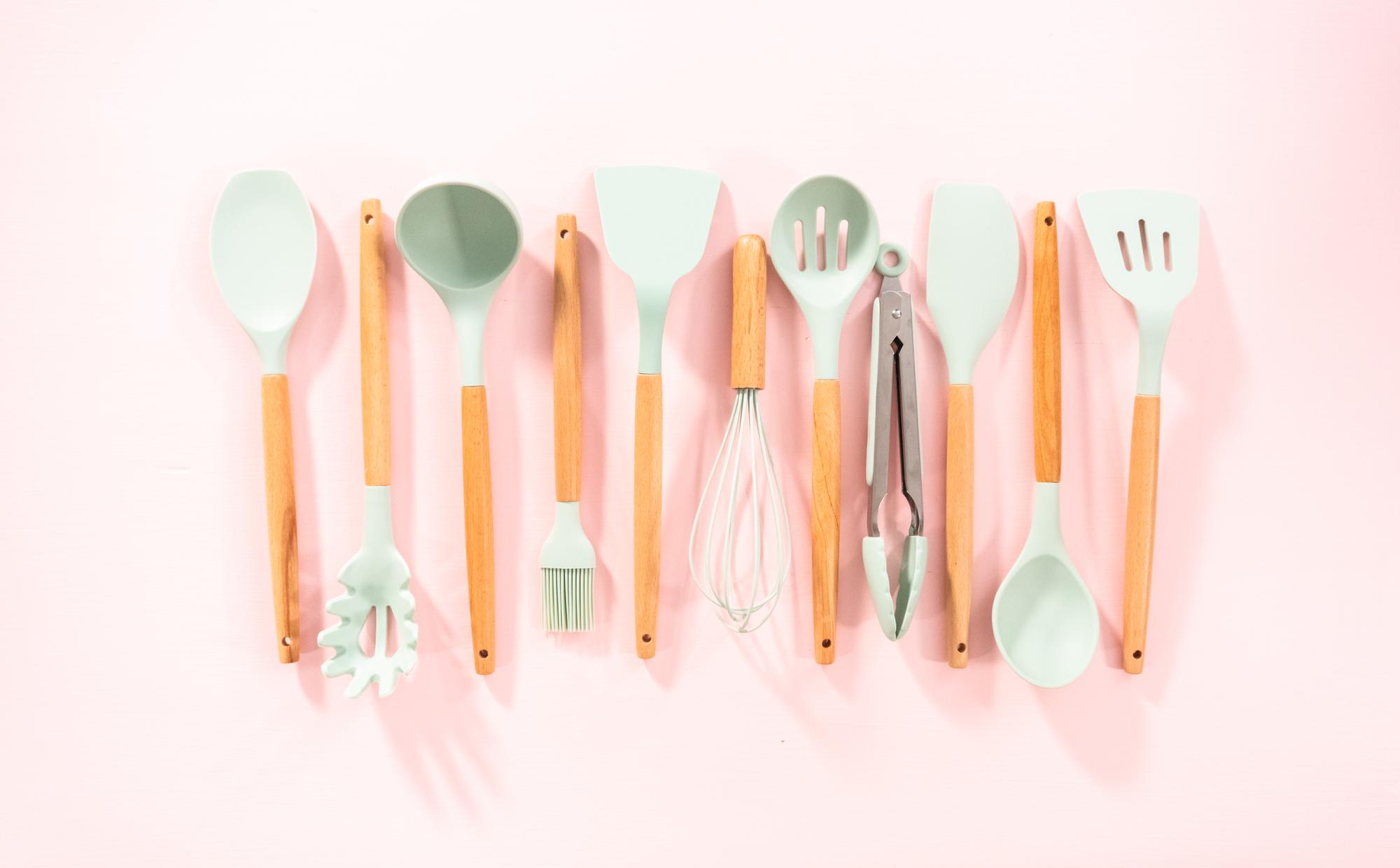 Set di utensili da cucina organizzati